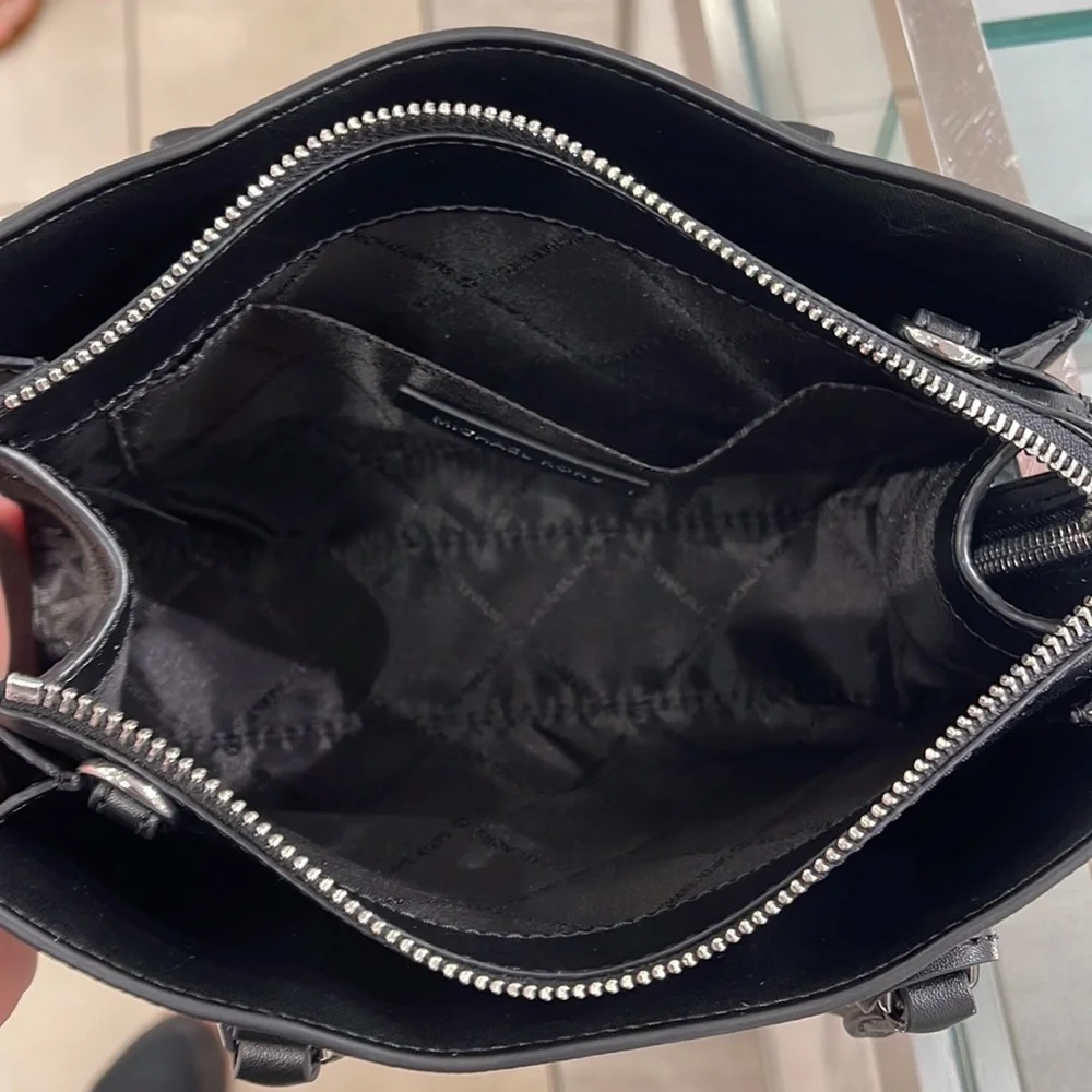 MICHAEL KORS
Sheila Small Faux Saffiano Leather Satchel
Black/Silver
NWT - Picture 10 of 16